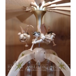 Detail der Schwebeengel von PG 002HT Pyramide mit 7 Engeln und Glasglöckchen mit Teelichthaltern, hell