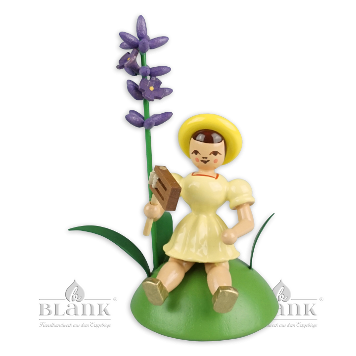 Blumenkind mit Lavendel und Ratsche, sitzend