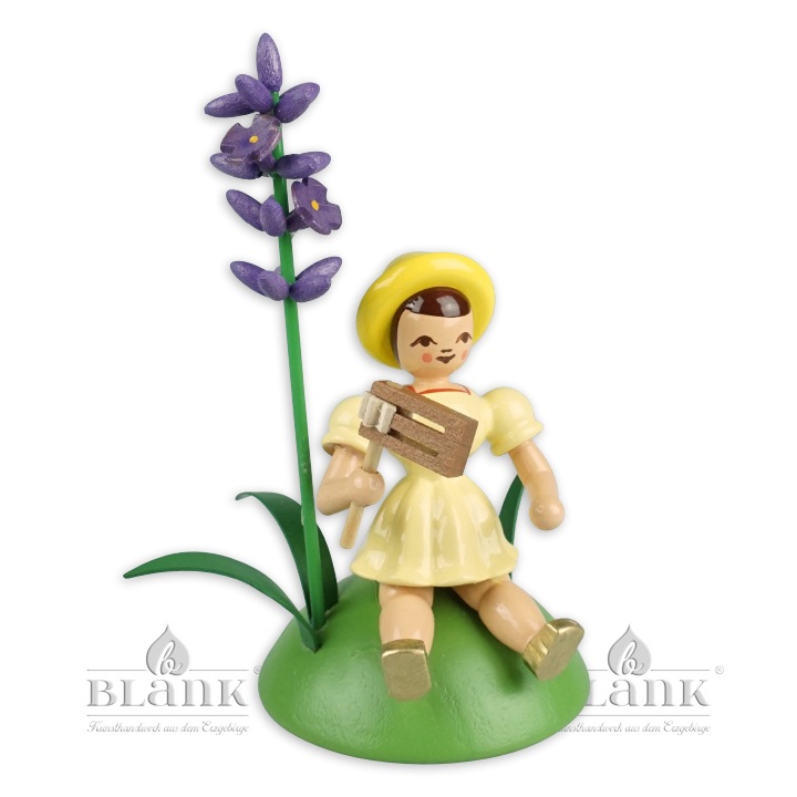 BKS 036 Blumenkind mit Lavendel und Ratsche, sitzend