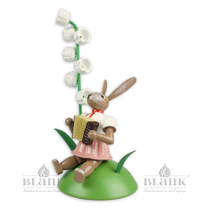 Osterhase mit Maiglöckchen und Akkordeon, sitzend