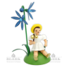 Blumenkind mit Blaustern und Schellenstab, sitzend